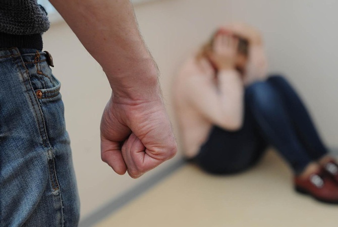 Ushtroi dhunë fizike ndaj bashkëshortes, arrestohet mitrovicasi