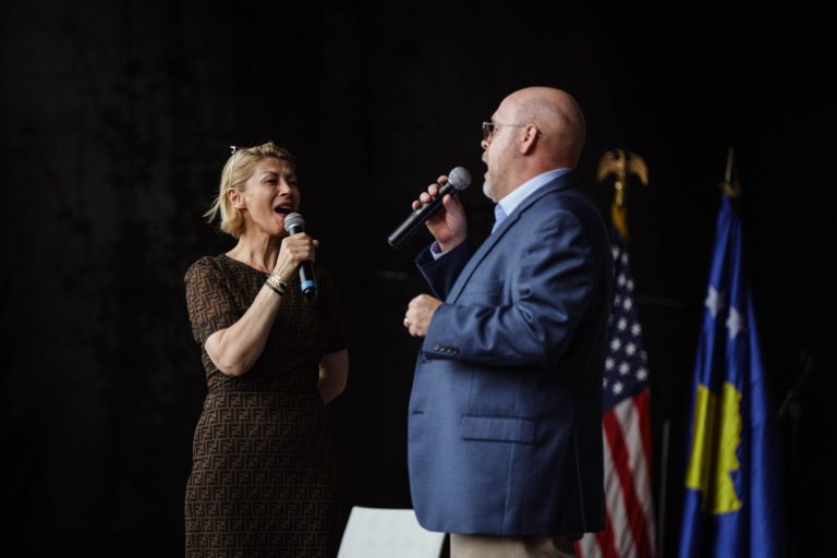 Dita e Pavarësisë, Ambasadori Hovenier bën prova bashkë me Alma Bektashin për himnin amerikan