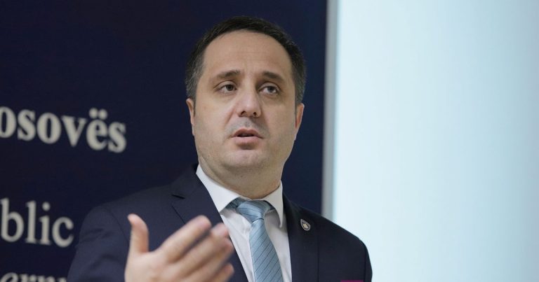 Selmanaj: Kurti e ka rrethuar veten me njerëz jokompetentë dhe të padijshëm, me gjasë edhe vetë është i tillë