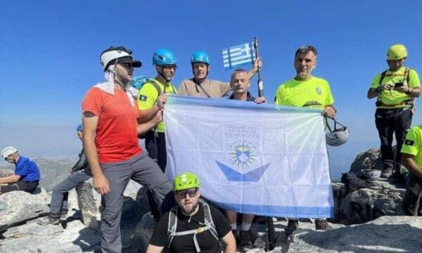 Flamuri i Sindikatës së Policisë ngritet në majat e larta të Greqisë