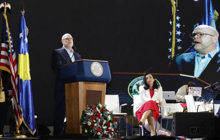 Ambasada e SHBA-së në Prishtinë me fishekzjarre shënon 248-vjetorin e pavarësisë, Hovenier: Jemi krenarë për mbështetjen ndaj popullit të Kosovës
