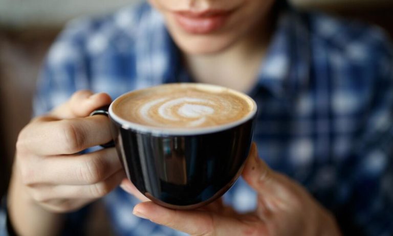 Pse nuk duhet të konsumoni kafe gjatë temperaturave të larta?