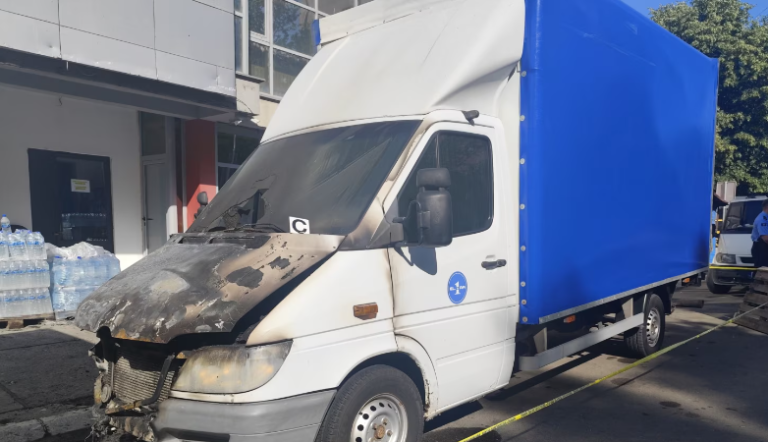 Digjen dy kamionë në veri, dëmtohet edhe një veturë