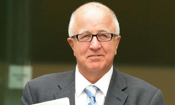 Denis MacShane godet Kurtin: Në Kosovë s’kemi gjetur një udhëheqës që do ta kuptojë që paqja është kompromis