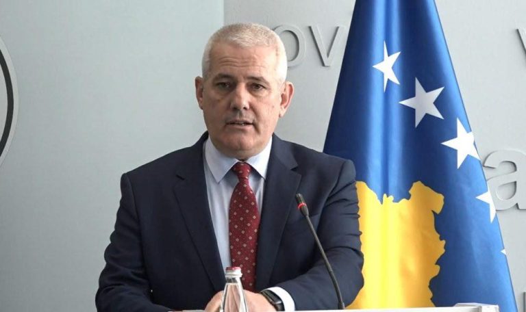 Mbi 100 mijë euro paga për punëtorët serbë që nuk dolën në punë, Auditori gjen shkelje në ministrinë e Sveçlës