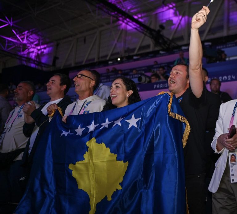 Festa e Osmanit dhe Kurtit pas triumfit të Donjeta Sadikut në meçin e parë në Olimpiadë