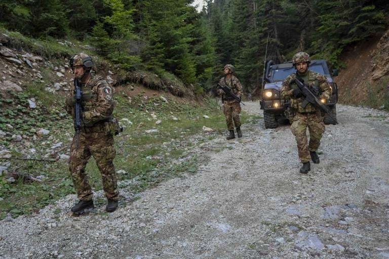 Ushtarët italianë dhe kroatë patrullojnë rreth kufirit
