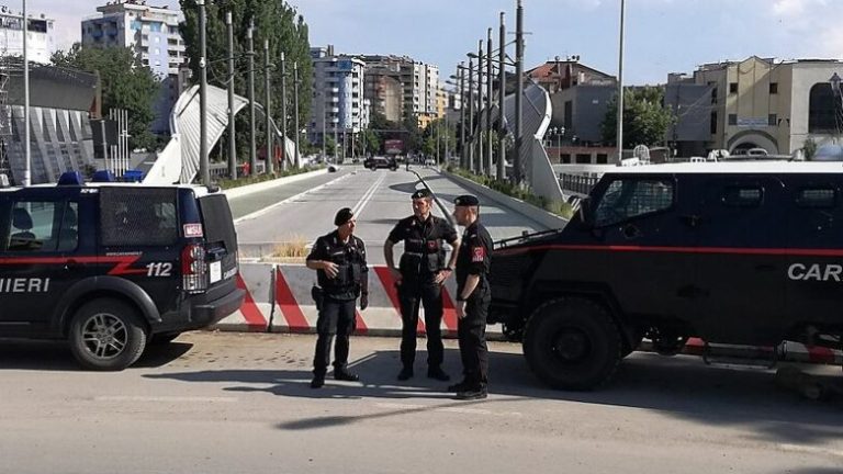 Një i mitur hedh një mjet piro’teknik në drejtim të karabinierëve në Mitrovicën e Jugut