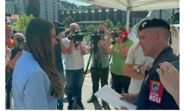 Një grup i grave nga veriu i dorëzojnë letër komandantit të KFOR-it – kërkojnë të pengohet hapja e urës mbi Ibër