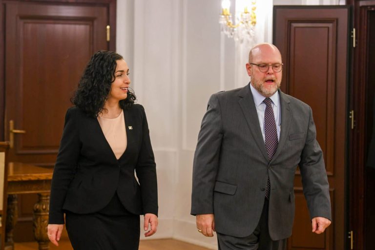 Osmani nënshkruan nesër grantin në vlerë prej 34.5 milionë dollarësh me USAID, pas takimit deklaratë për media me Hovenier