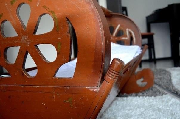 E trishtë: Vogëlushja rreth 2 vjeçe humb jetën tragjikisht pasi u rrokullis djepi ku ishte e lidhur