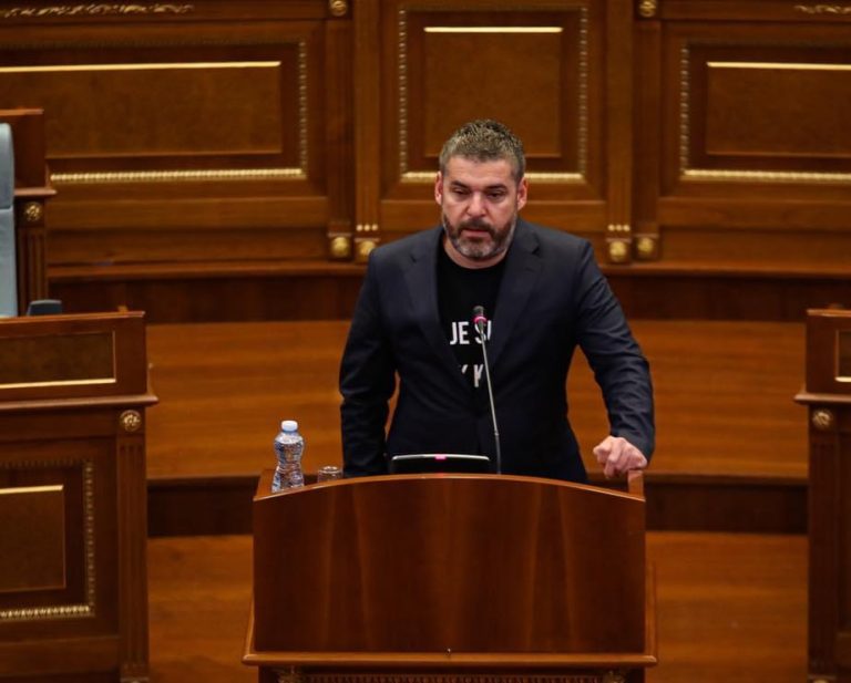 ‘Kosova më e varfra në Evropë’ – Kastrati: Të nderuar besimtarë të Kurtit – A hahet Albin Kurti?
