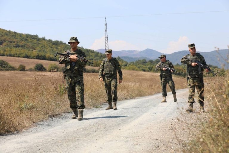 KFOR-i bën patrullime në Leposaviq: Në mbështetje të sigurisë në mbarë Kosovën