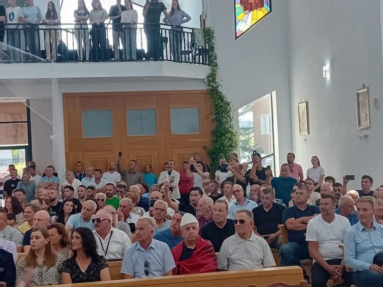 A po bëhet trend në Kosovë ndërrimi i fesë? – Në Kishën e Gllogjanit sot u konvertuan mbi 100 persona