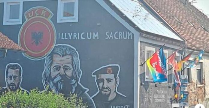 Mërgimtari e pikturon Adem Jasharin dhe simbolin e UÇK-së në shtëpinë e tij në Gjermani, serbët ankohen