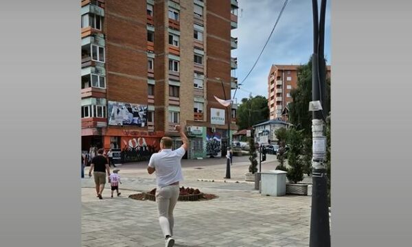 Iu fishkëllen ministrave që shkuan për vizitë në veri, politikani serb shoqërohet në stacion dhe gjobitet nga Policia e Kosovës