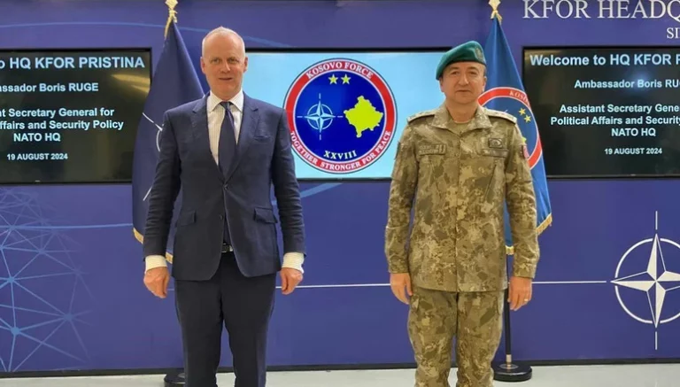 Zyrtari i NATO-s pas takimit me Vuçiq: Jemi këtu, s’do të shkojmë askund