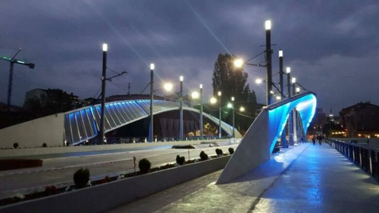 Vizitori nga Serbia ngre tre gishta në Urën e Ibrit – përfundon në konflikt fizik me dy shqiptarë, njëri pëson frakturë