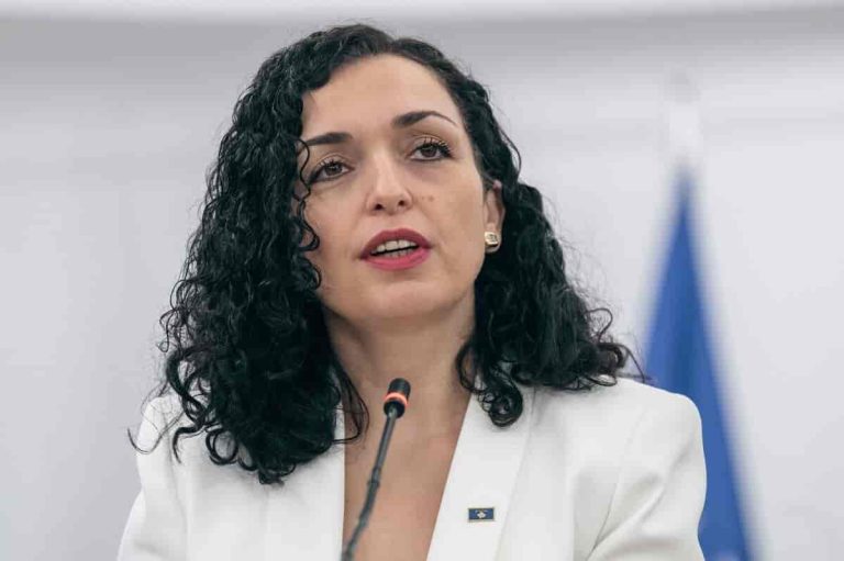 Vjosa Osmani pasi pyetet nëse do të vazhdojë të jetë në politikë pas postit të presidentes: Nuk më heqin qafe edhe aq lehtë
