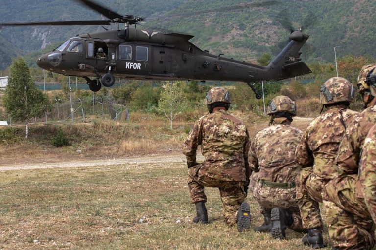 KFOR kryen stërvitje ushtarake për procedurat e sigurisë së helikopterit