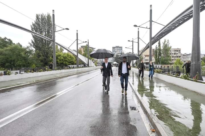 Vizita në veri, ZKM ndan foto të Kurtit duke kaluar mbi Urën e Ibrit e biseduar me ushtarët italianë