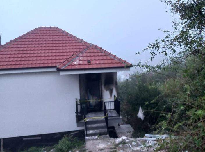 Hidhet koktej molotovi në një shtëpi në lagjen “Kroi i Vitakut”