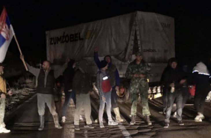“Prej nesër në orën 18:00 deri të largohet Policia nga veriu”: Organizatori serb thotë se nuk do t’i ndalin protestat në kufi