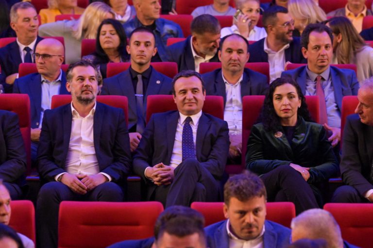 Osmani e Kurti shfaqen afër njëri-tjetrit në Suharekë, disa ditë pasi Presidentja i tha të gjitha për raportet mes tyre