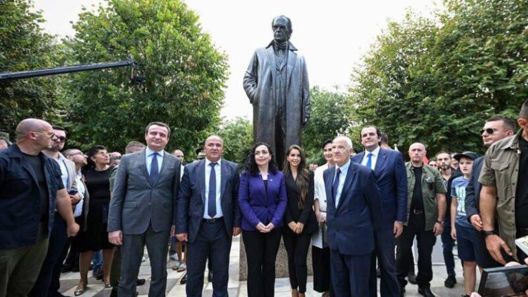 “Shyqyr që është Hashim Thaçi gjallë, se përmendore i kishin vendosë për vota” – aktivisti godet VV-në