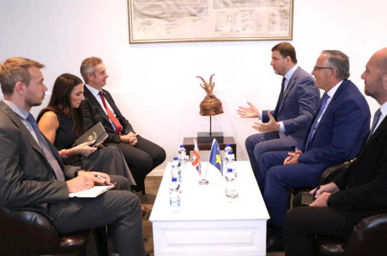 Ambasadori britanik takon Krasniqin e Hamzën, flasin për planet e zgjedhjeve