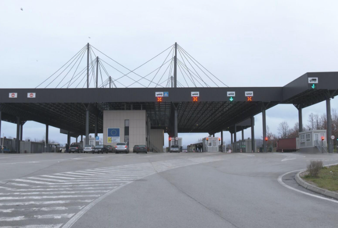 Largohen bllokadat, hapen për qarkullim pikat kufitare në Merdarë e Bërnjak
