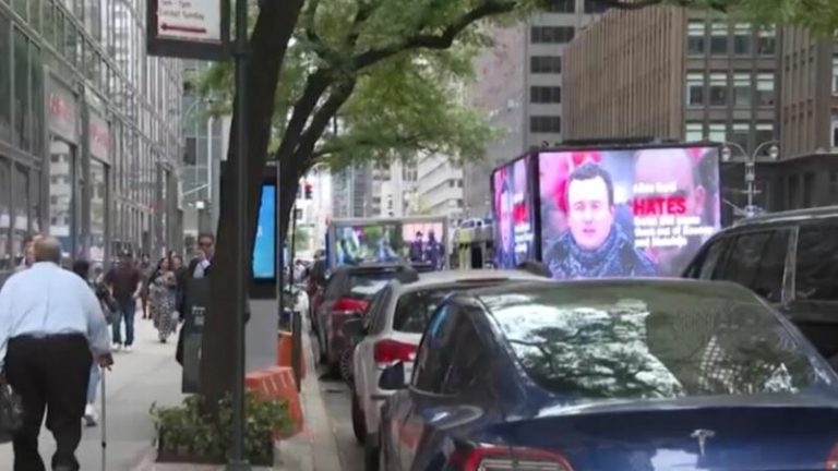 Propaganda serbe në rrugët e New York: Me kamionë ‘tregojnë terrorin’ e Kurtit ndaj serbëve në Kosovë