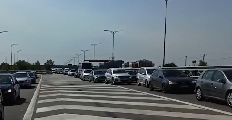 Fluks i madh i kosovarëve sot në deti, preferojnë Durrësin, Shëngjinin e Velipojën