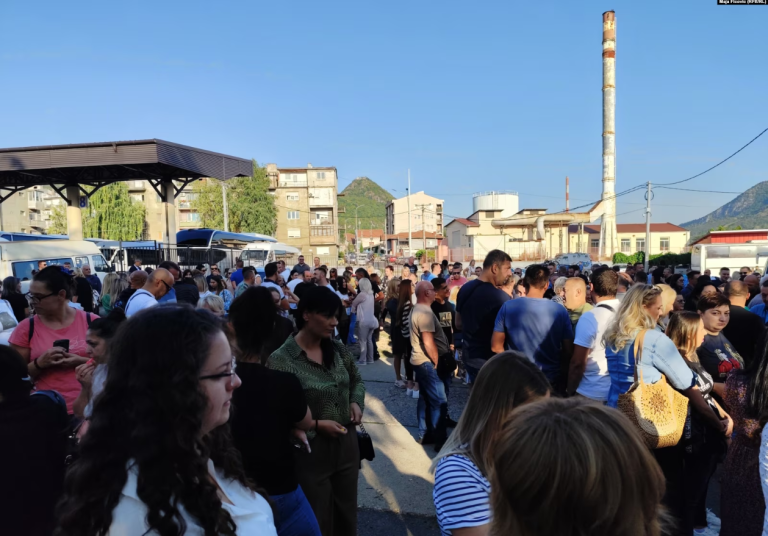 Protestojnë serbët në Mitrovicë të Veriut, kërkojnë të kthehen në punë në komunën paralele
