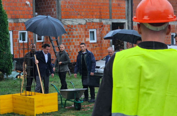 Kurti shkon në veri bashkë me Sveçlën, vendos gurthemelin e nënstacionit të policisë