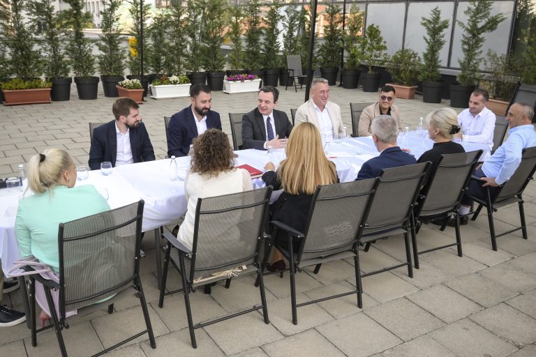 Kurti takohet në ballkonin e hapur me drejtuesit e komunës së Mitrovicës së Veriut