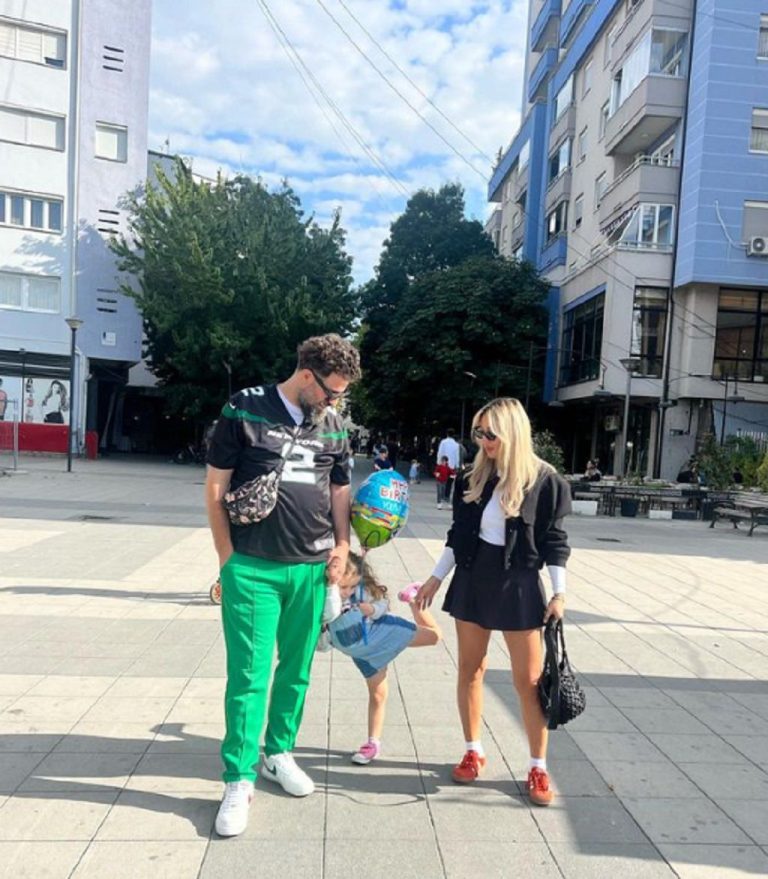 Gruaja e Mc Kreshes me vajzën marrin gjithë vëmendjen në qytet