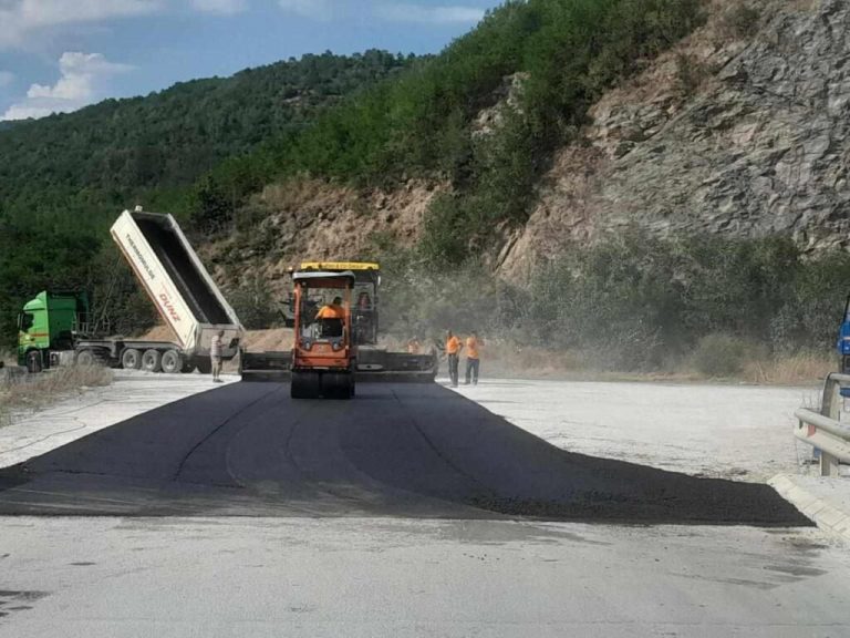 U premtuan mbi 700 mijë euro, Komuna e Mitrovicës Veriore dështon t’i shtrojë me asfalt rrugicat në veri