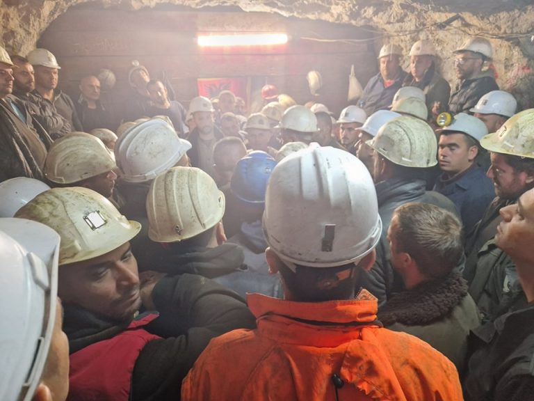 Qeveria zhgënjen tej mase punëtorët e “Trepçës”, ua ekzekuton vetëm 51% të pagës!