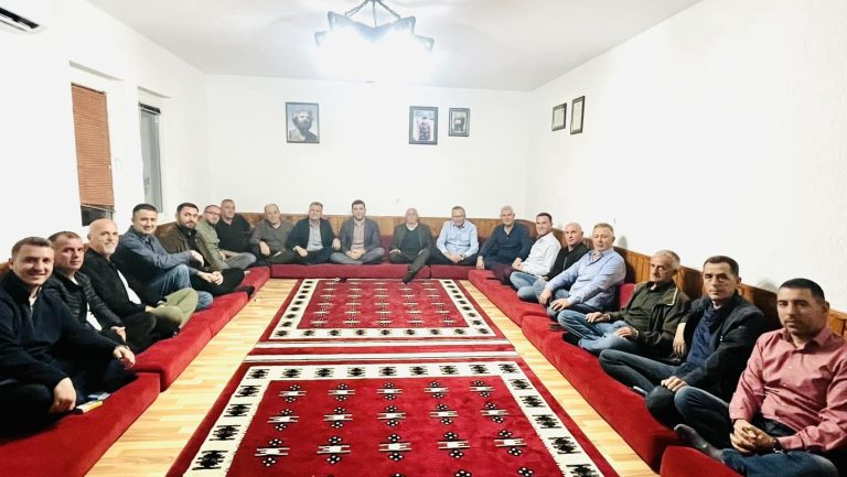 Hamza me Krasniqin shkojnë për vizitë në odën e Demakëve në Drenicë