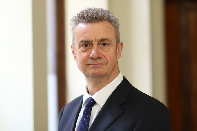 Ambasadori britanik i habitur me stilin e jetesës së shtrenjtë e veturat luksoze në Kosovë