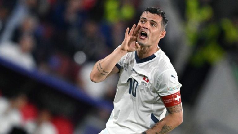 Serbët fishkëllejnë Xhakën dhe lojtarët tjerë të Zvicrës gjatë hyrjes në fushë dhe intonimit të himnit