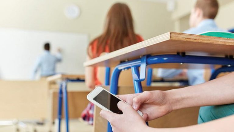 Mbi 40% e nxënësve të Kosovës rrinë në telefon