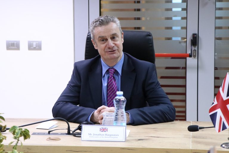 Ambasadori britanik, Hargreaves: Ura e Ibrit duhet të hapet, çështja është se kur dhe si