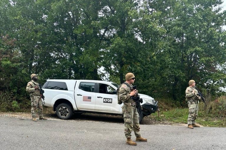 Ushtarët amerikanë të KFOR-it kryejnë pika kontrolli të automjeteve në Leposaviq