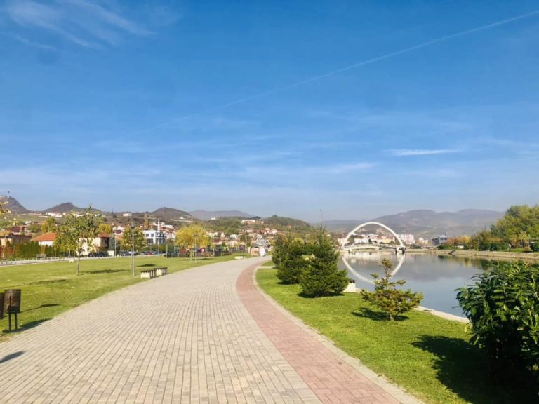 Temperatura të ngrohta: Mot me diell dhe vranësira gjatë ditës ndërsa në mbrëmje reshje shiu