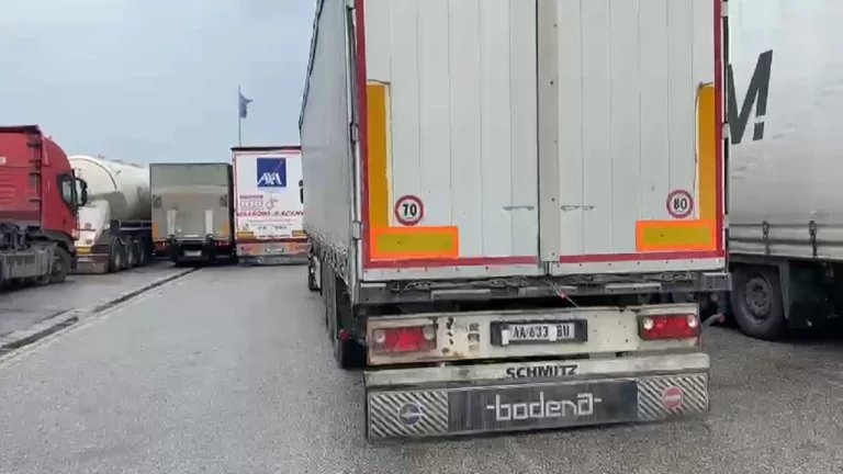 Mallrat serbe ia mësyjnë Kosovës, kolona prej disa kilometrash në pikë kalimin kufitar në Merdarë