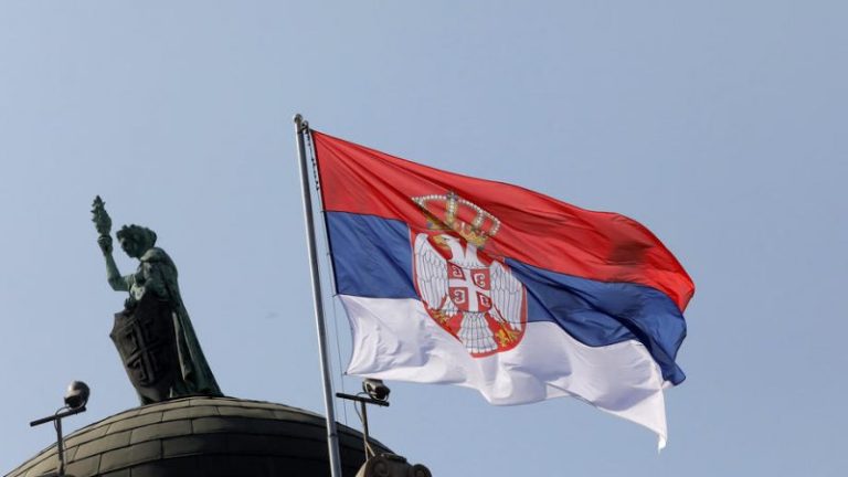 Serbia me listë të re për punonjësit serbë të Kosovës, ndalohen pesë nga Zubin Potoku