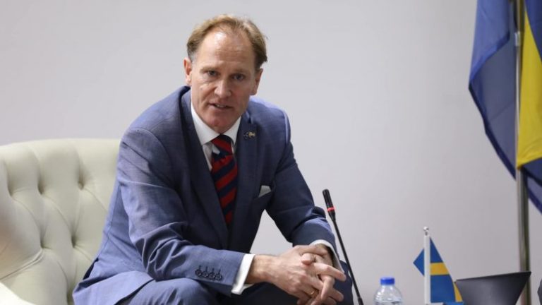 Ambasadori suedez: Ura në Mitrovicë të hapet në koordinim me banorët lokalë