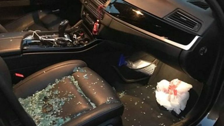Mitrovicë: 28-vjeçares ia thyejnë veturën që e parkoi para shtëpisë, Policia nis hetimin e rastit